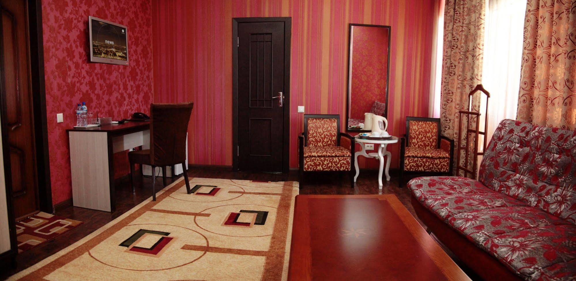 Voyage Hotel Biszkek Zewnętrze zdjęcie