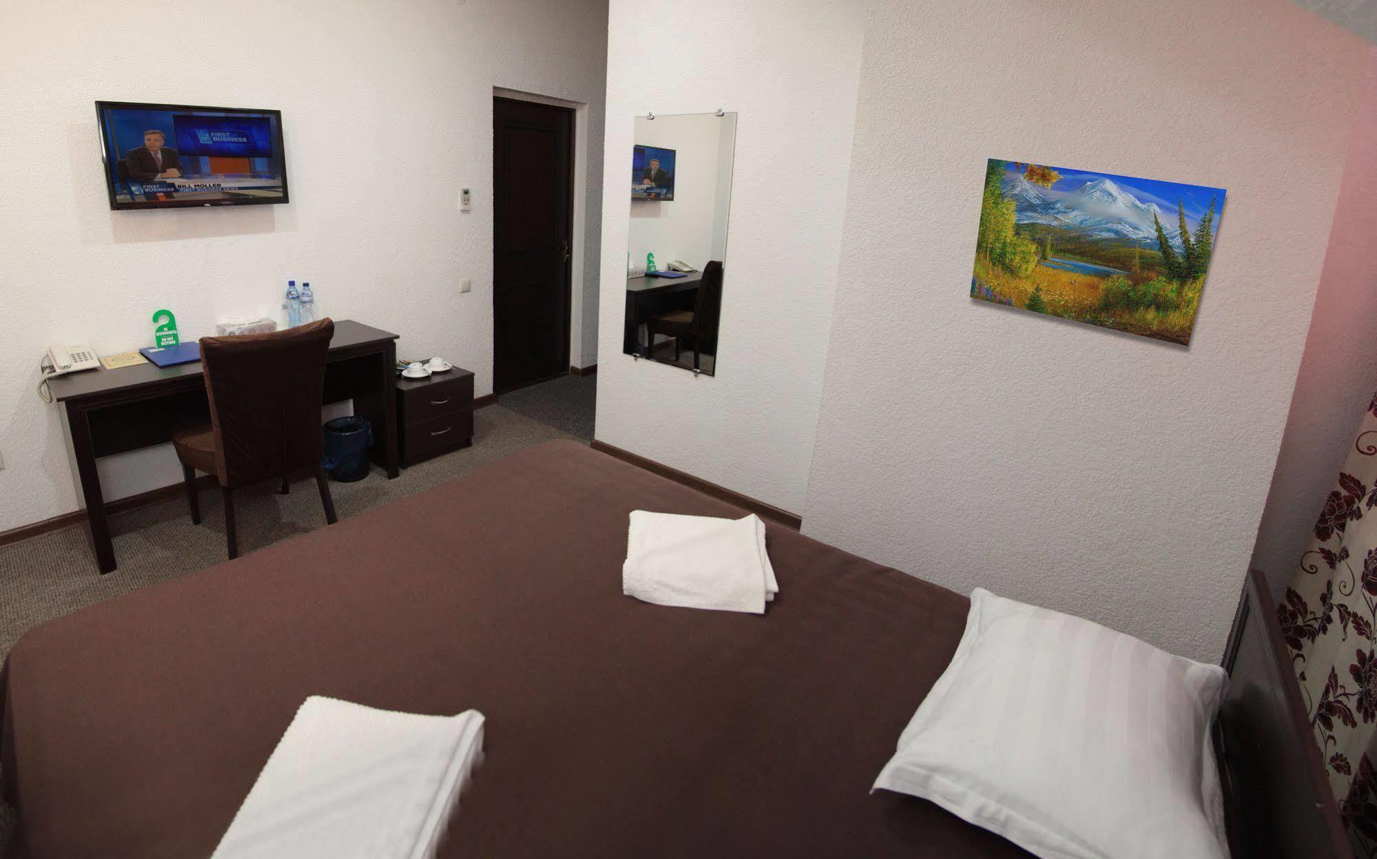 Voyage Hotel Biszkek Zewnętrze zdjęcie